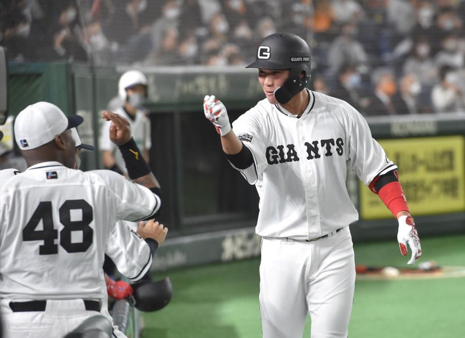 　１回、坂本は左中間に１号ソロを放ち、ウィーラー（左）に迎えられる＝１日