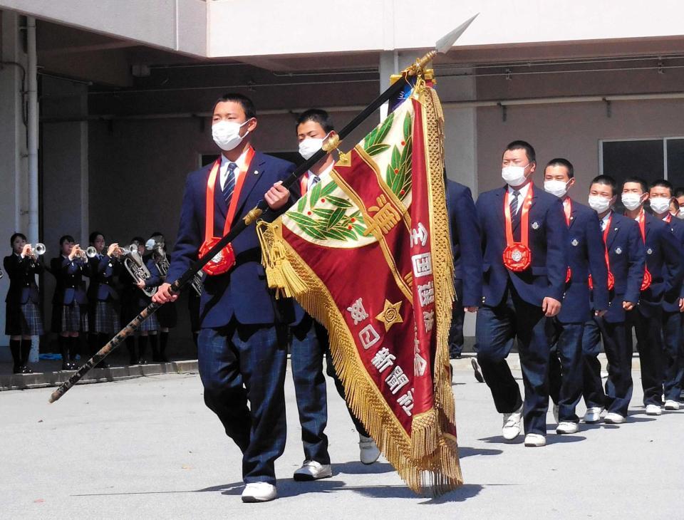 　準優勝旗を手に力強く行進する近江・山田