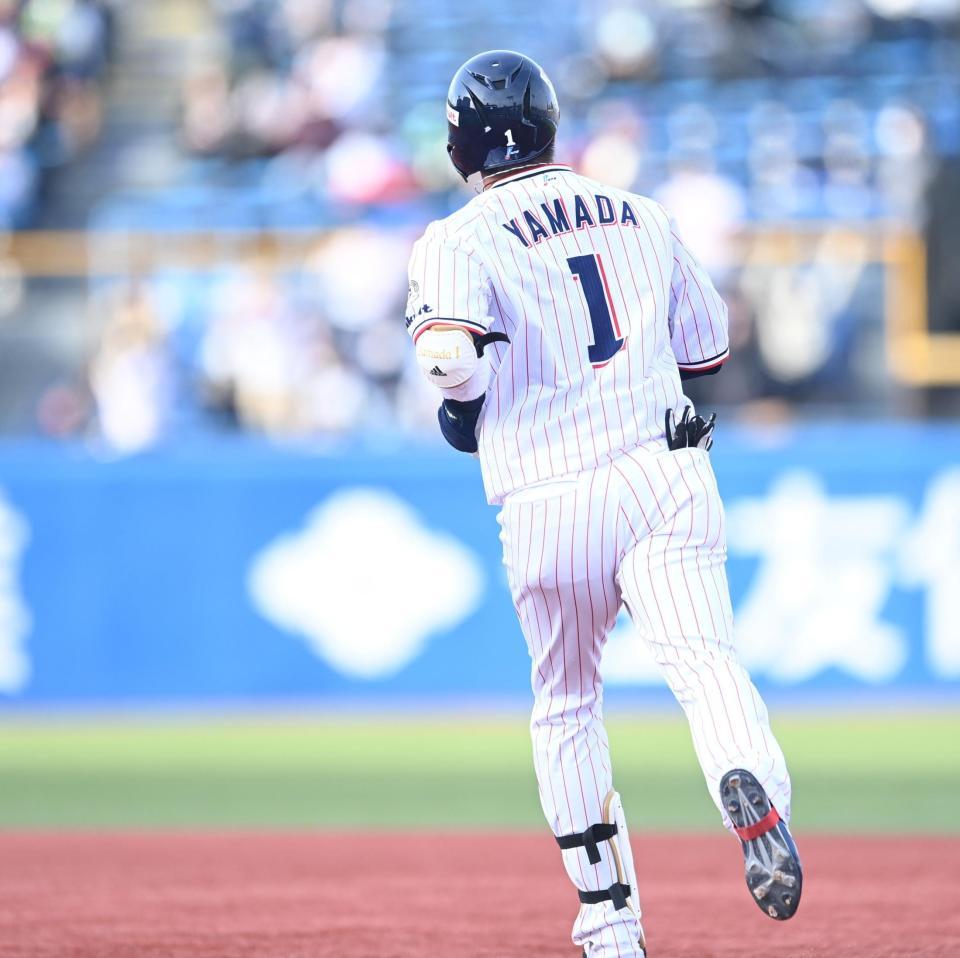６回、通算２５０号となる勝ち越しソロを放ちゆっくりとダイヤモンドを走る山田（撮影・高石航平）