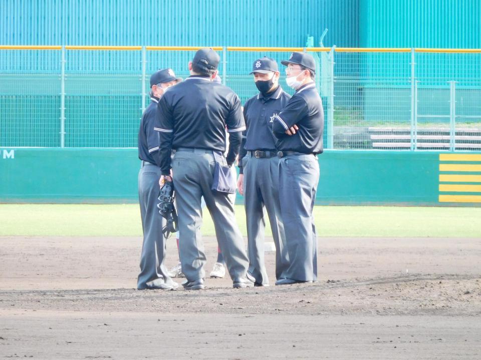 本塁打判定について協議する審判団