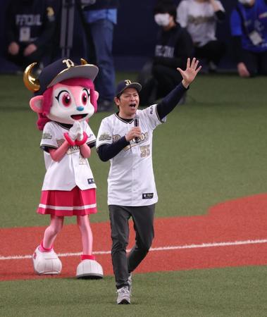 特別始球式に登場したますだおかだの岡田圭右