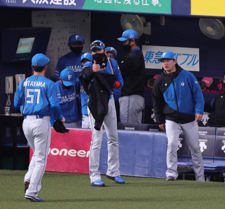 ８回、降板した北山を迎える新庄ビッグボス（撮影・坂部計介）