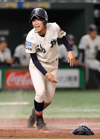タイブレークの１０回、決勝の生還を果たし喜ぶ福井工大福井の三走坂井