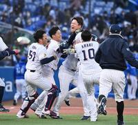 　延長１０回、サヨナラ打を放ち手荒い祝福を受ける村上（中央）
