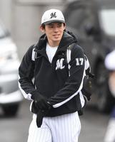 試合前、リラックスした表情を見せる佐々木朗（撮影・開出牧）