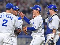 完封勝利を挙げ笑顔でタッチを交わす柳（中央）＝撮影・立川洋一郎