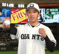 プロ初勝利のウイニングボールを手にする赤星（撮影・堀内翔）