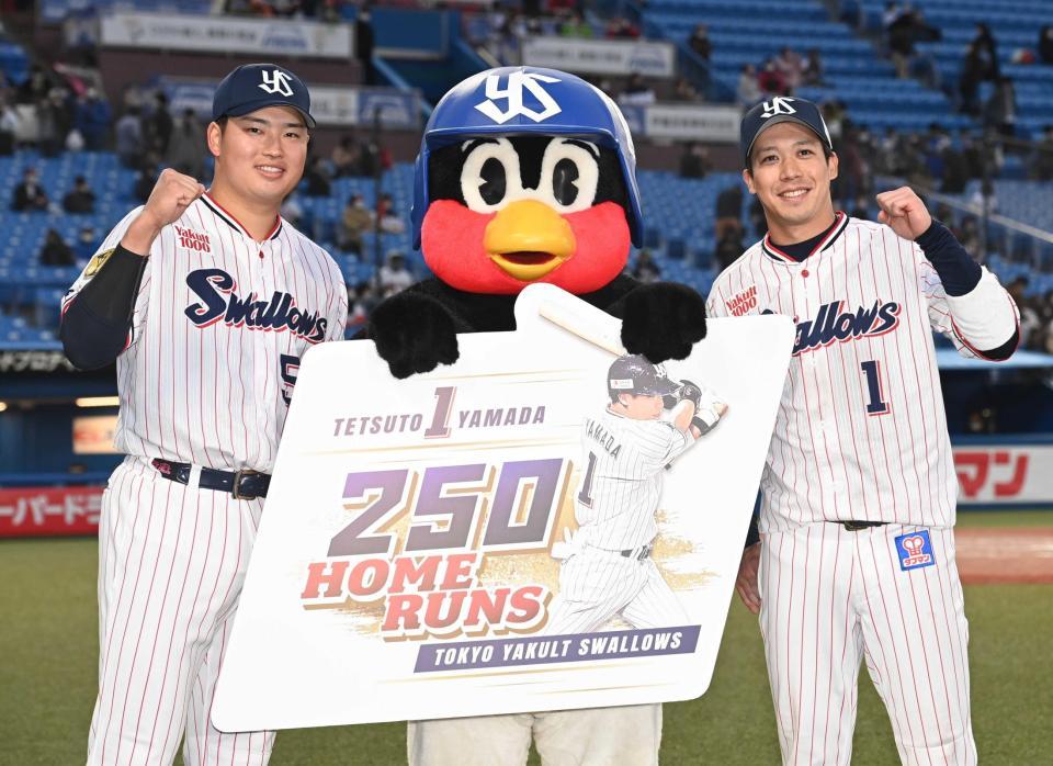 　お立ち台でガッツポーズを決める村上（左）と山田