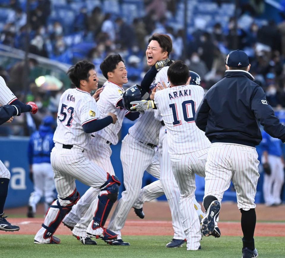 　延長１０回、サヨナラ打を放ち手荒い祝福を受ける村上（中央）