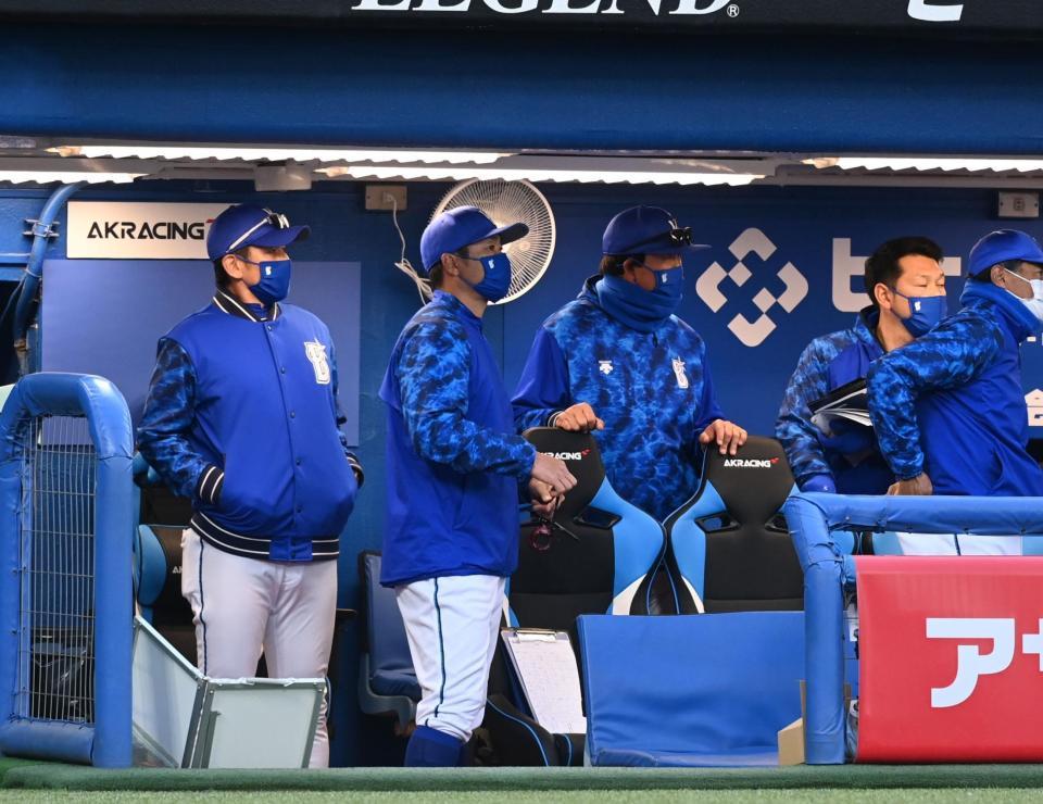 　１０回、サヨナラ負けを喫し厳しい表情でマウンドを見つめる三浦監督（左端）らナイン＝撮影・高石航平