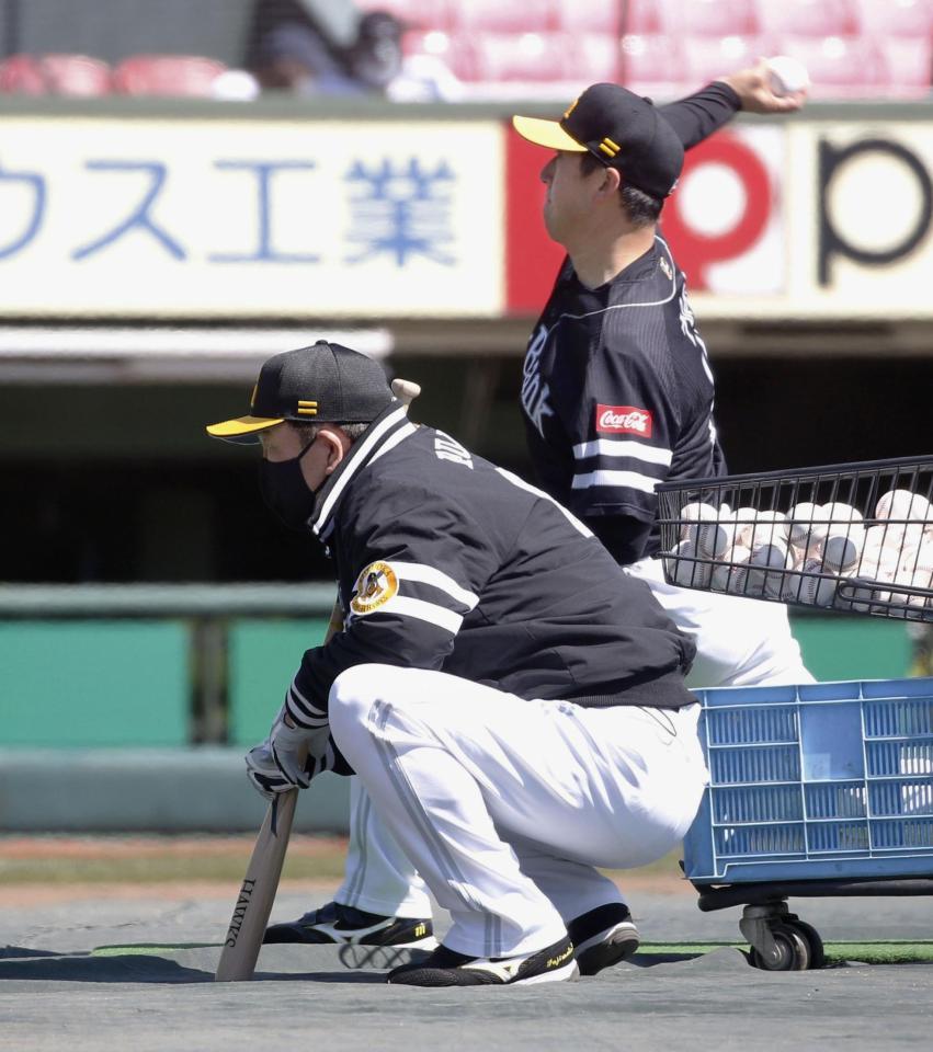 　楽天戦が中止となり、練習を見守る藤本監督（手前）＝楽天生命パーク