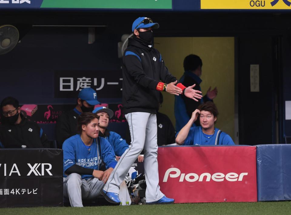 敗戦が決まった直後の新庄剛志ビッグボス（撮影・石井剣太郎）