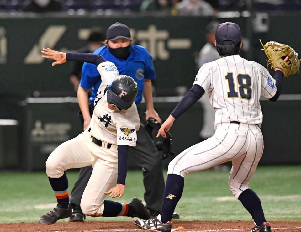 　タイブレークの１０回、福井工大福井の三走坂井が決勝の生還を果たす