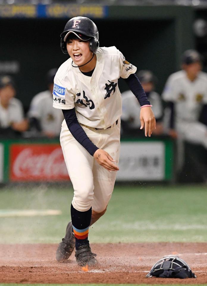 タイブレークの１０回、決勝の生還を果たし喜ぶ福井工大福井の三走坂井