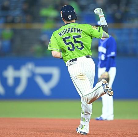 　７回、同点３ランを放ち拳を握るヤクルト・村上（撮影・高石航平）