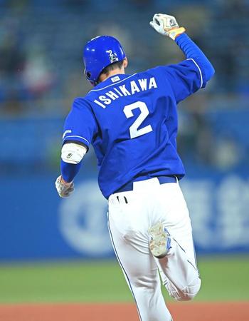 　８回、プロ一号となる勝ち越しソロを放ち拳を握る中日・石川昂（撮影・高石航平）