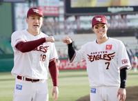 西武に勝利し、ポーズをとる楽天の田中将（左）と鈴木大＝楽天生命パーク