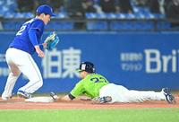 　３回、頭から滑り込むヤクルト・青木（撮影・高石航平）