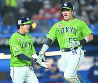 　７回、同点３ランを放ちヤクルト・山田とタッチをかわす村上（撮影・高石航平）