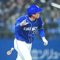 　８回、プロ１号となる勝ち越しソロを放つ中日・石川昂（撮影・高石航平）