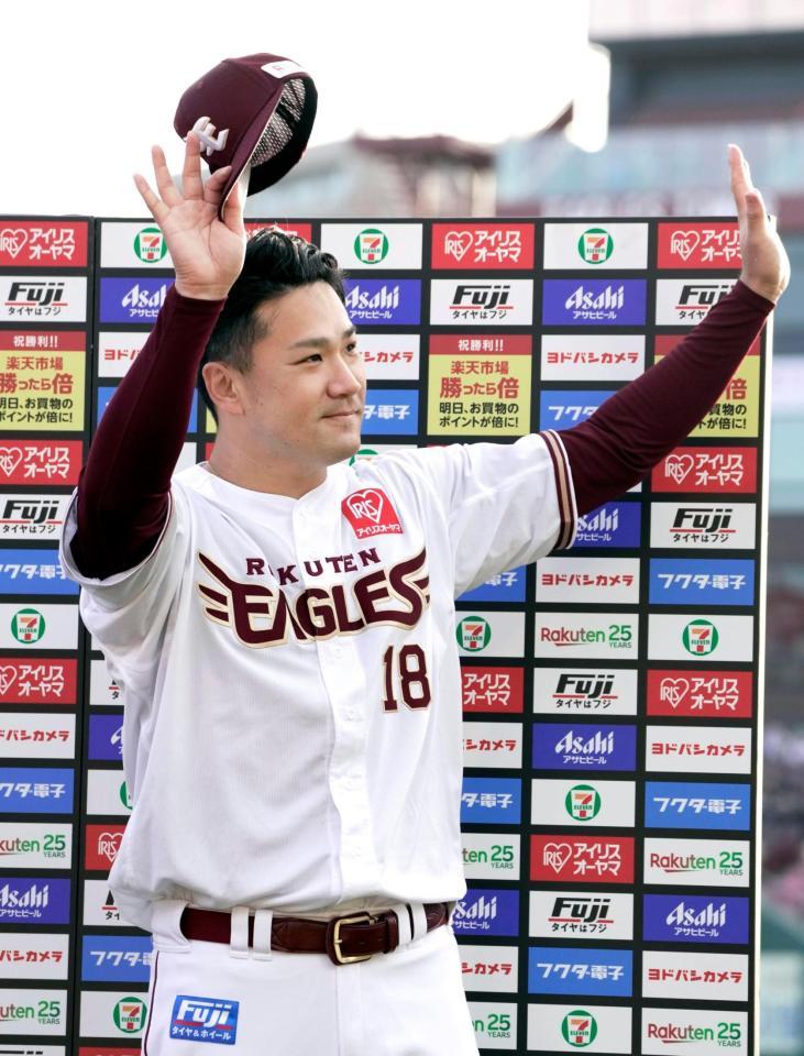 ２勝目を挙げ、ファンに手を振る楽天・田中将＝楽天生命パーク