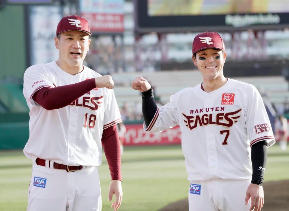 西武に勝利し、ポーズをとる楽天の田中将（左）と鈴木大＝楽天生命パーク