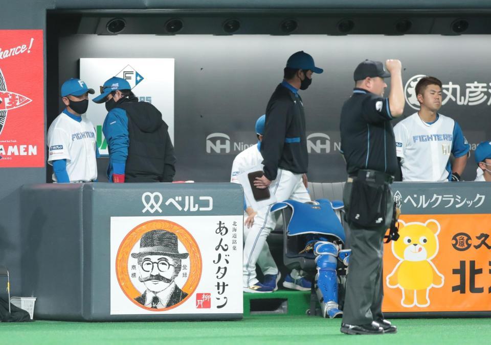 　試合が終了し、ベンチを後にする新庄ビッグボス（左から２番目）＝撮影・中島達哉