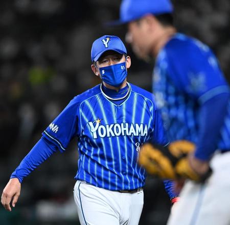 　７回、投手交代を告げるＤｅＮＡ・三浦監督（撮影・田中太一）