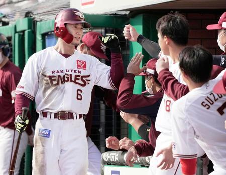 　５回、移籍後初本塁打となるソロを放ちナインに迎えられる西川