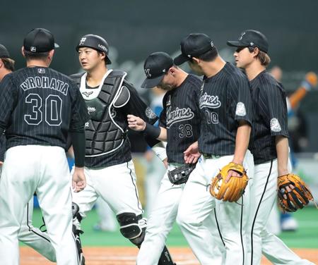 　サヨナラで号泣する高部（中央）を慰めるロッテナイン（撮影・中島達哉）