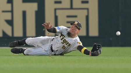 　１１回、大田の打球を後逸する佐藤輝（撮影・高部洋祐）