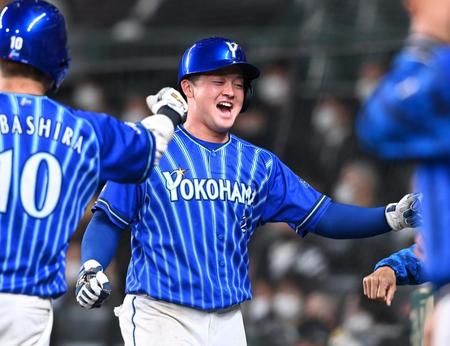 　１２回、大和の適時打で生還した牧はナインに迎えられる（撮影・田中太一）