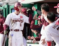 　５回、移籍後初本塁打となるソロを放ちナインに迎えられる西川