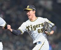 　１１回、ピンチを切り抜け、雄たけびを上げながらベンチに戻る湯浅（撮影・高部洋祐）