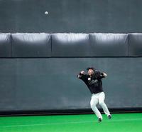 　９回、宇佐見の飛球を捕球しなかった高部