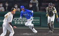 　１２回、勝ち越し打を放つ大和（撮影・神子素慎一）