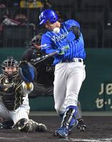 　１２回、走者一掃の適時二塁打を放つ大田（撮影・神子素慎一）