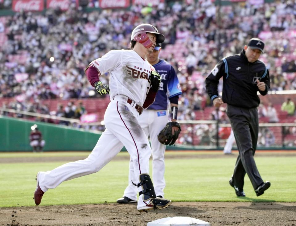 　５回、移籍後初本塁打となるソロを放ち三塁を回る西川