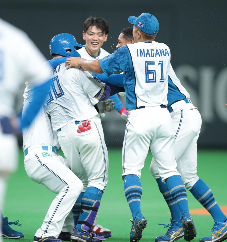 　９回、サヨナラ打を放った宇佐見（左）＝撮影・中島達哉