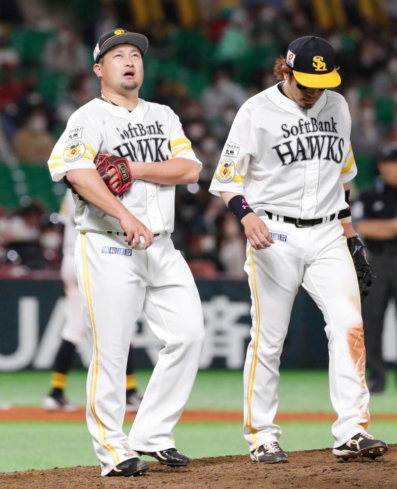 　１０回、オリックスに勝ち越しを許し、肩を落とすソフトバンク・森（左）