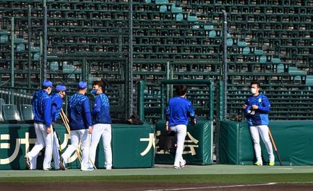 　ＤｅＮＡナインはグラウンドに姿を見せるも、ベンチ裏に引き揚げる（撮影・山口登）