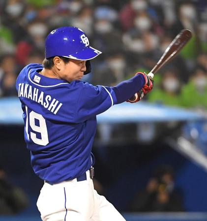 　２回、センターへ２点適時打を放つ高橋宏（撮影・伊藤笙子）