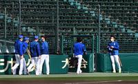 　ＤｅＮＡナインはグラウンドに姿を見せるも、ベンチ裏に引き揚げる（撮影・山口登）