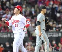 　４回、長野の適時二塁打で追加点を奪われる堀田。左は生還した一走・坂倉（撮影・立川洋一郎）