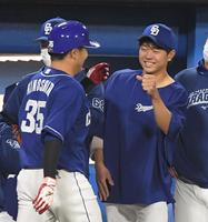 　８回、３ランを放った木下（左）を出迎える高橋宏（撮影・伊藤笙子）