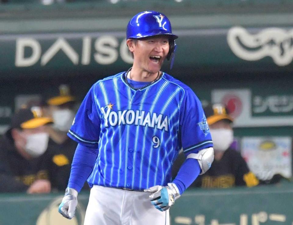 　延長１２回、勝ち越し打を放ち、塁上で雄叫びを上げる大和