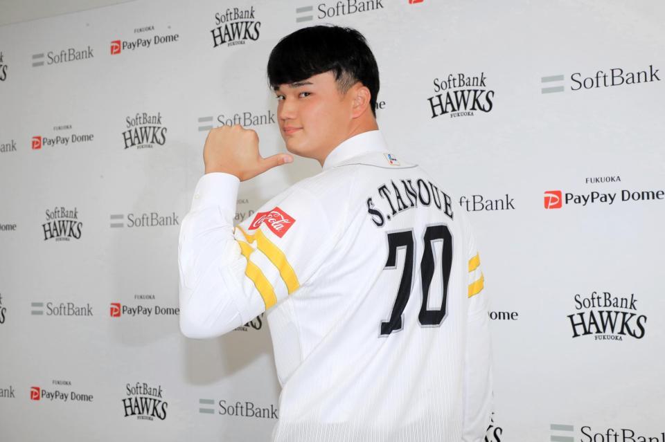 会見で背番号を披露する田上＝（Ｃ）ＳｏｆｔＢａｎｋ　ＨＡＷＫＳ
