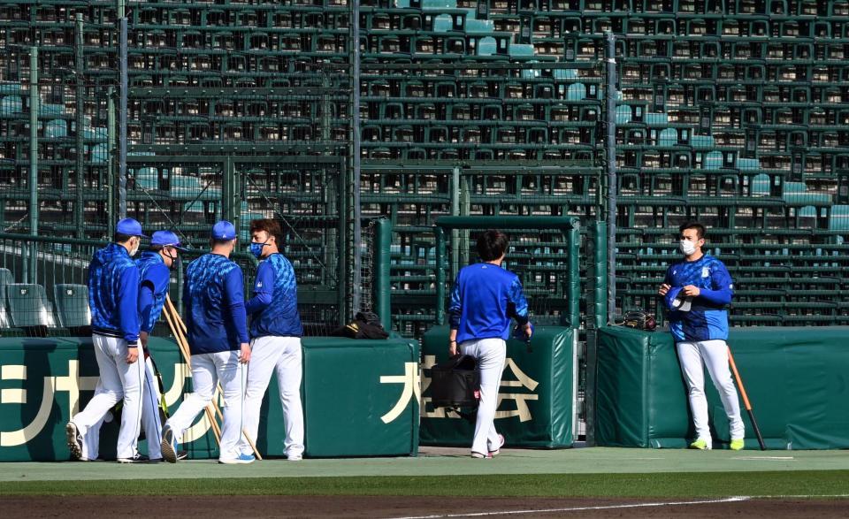 　ＤｅＮＡナインはグラウンドに姿を見せるも、ベンチ裏に引き揚げる（撮影・山口登）