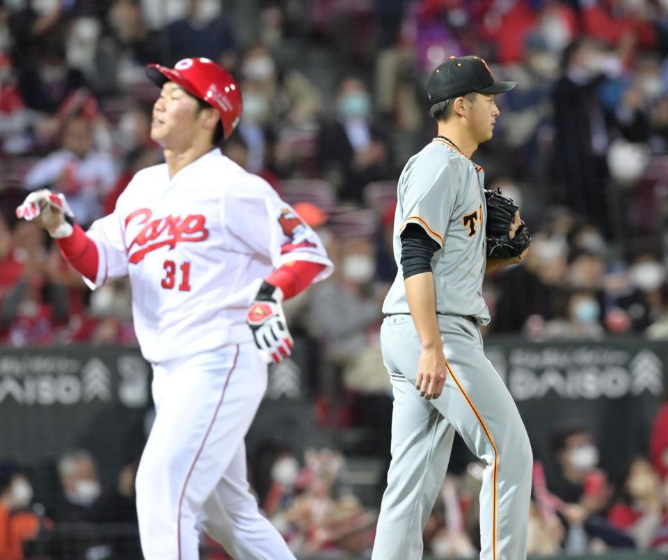 　４回、長野の適時二塁打で追加点を奪われる堀田。左は生還した一走・坂倉（撮影・立川洋一郎）