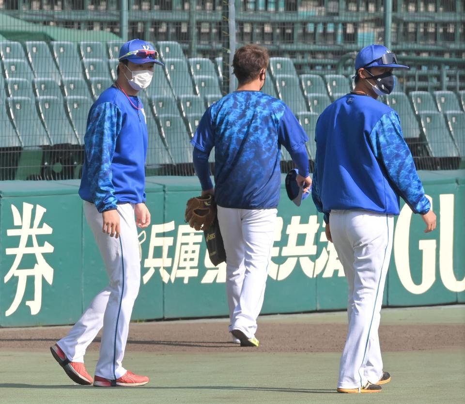 　一度はグランド入りするも、引き揚げるＤｅＮＡナイン（撮影・高部洋祐）